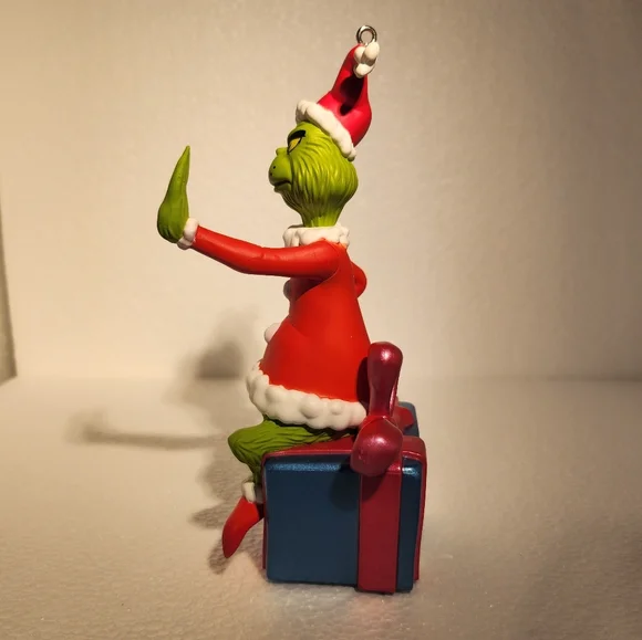 Hallmark Keepsake 2015 Grinch Peekbuster Magic motion-activated sound ornament - Picture 6 of 8